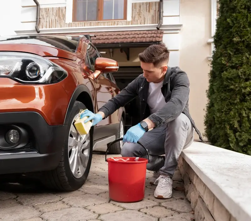 Lavage auto à domicile Pousthomy : professionnel intervenant sur un véhicule